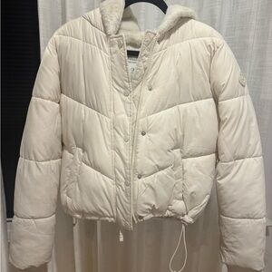 Hollister Women's Off-White Puffer Jacket
